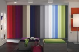 Vertikaljalousien Das Vertikalsystem zeichnet sich durch variantenreiche Formenvielfalt und sinnvolle Bedienungsoptionen aus.  Lamellenbreiten von 89, 127 und 250 mm verfügbar.