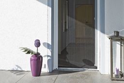 Die Plisseetür bewährt sich bis 260 cm in der Höhe und 180 cm in der Breite. Für größere Dimensionen wird eine zweiteilige Lösung bis maximal 360 cm Breite angeboten.